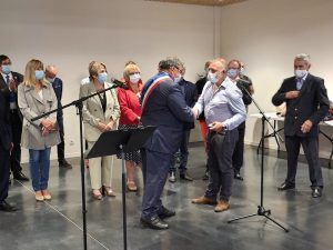 Lire la suite à propos de l’article Alexandre Gairoard, directeur de la clinique, décoré par le maire de Roussillon